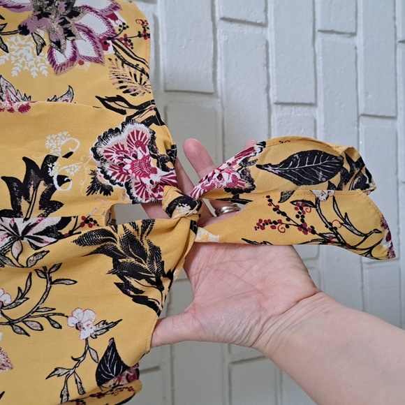 Rachel Rachel Roy Gold Floral Tie Front Short Sleeve Blouse. Size Large. NWOT - Picture 4 of 8